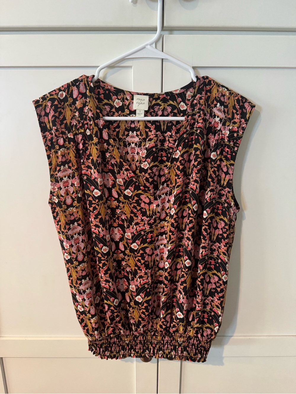 Roab + Ryan Black Floral V-Neck Cap Sleeve Top